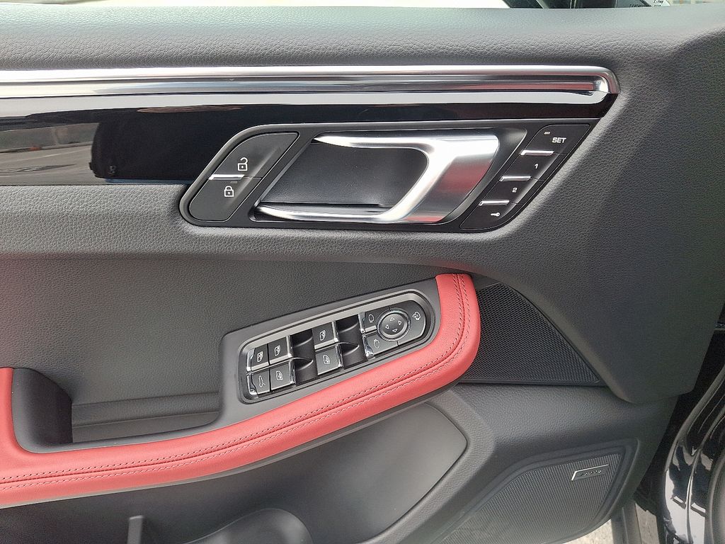 Thumbnail: 2026 Porsche Macan - 14