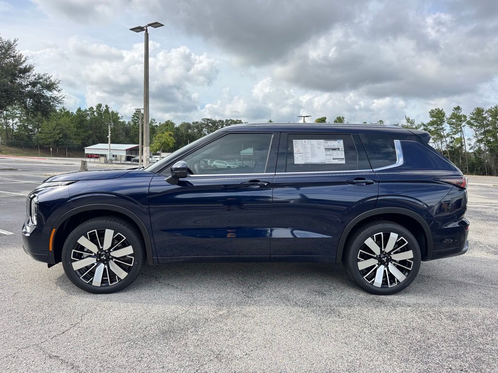 2025 Mitsubishi Outlander SEL photo 3