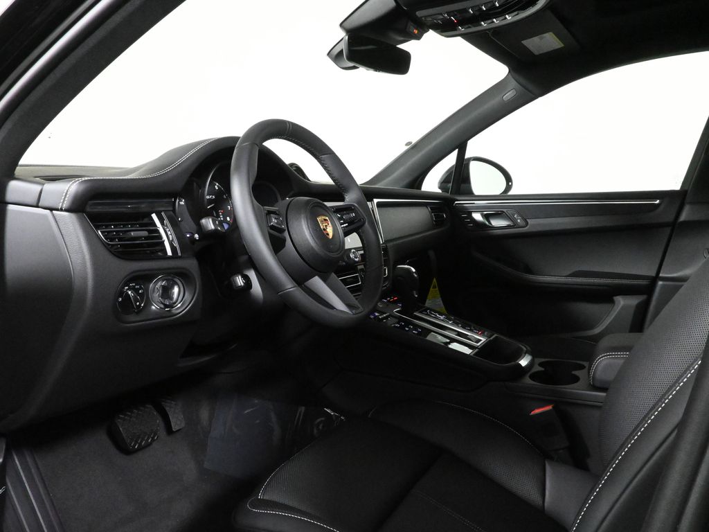 Thumbnail: 2025 Porsche Macan - 4