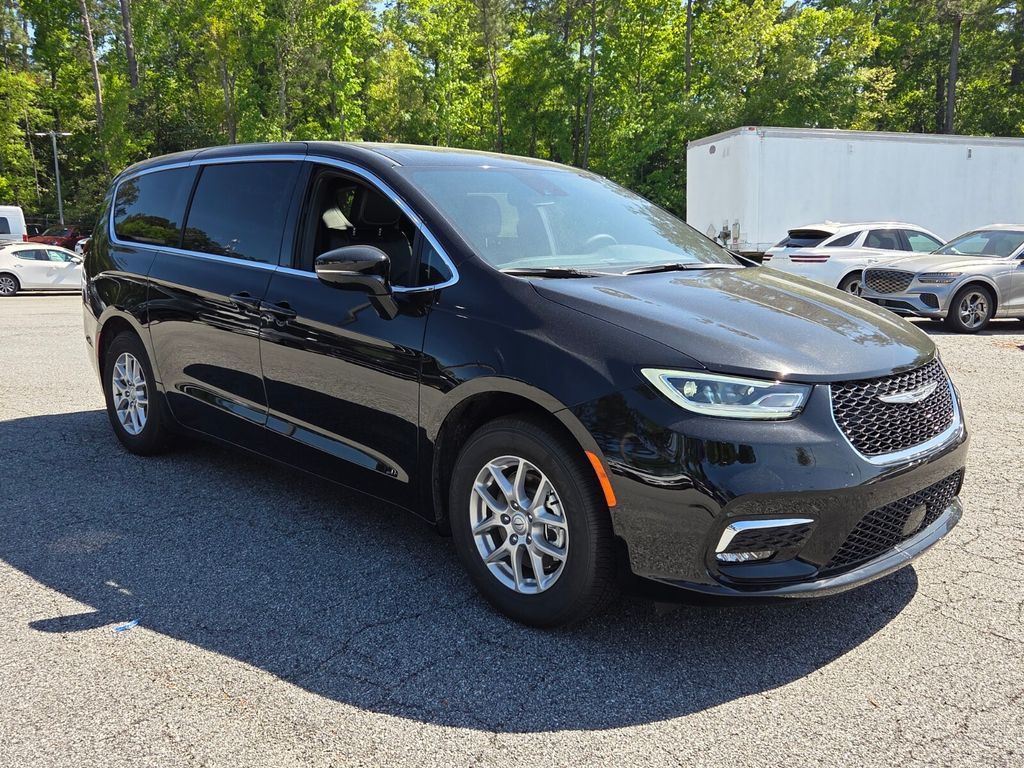 2026 Chrysler Pacifica Select's photo