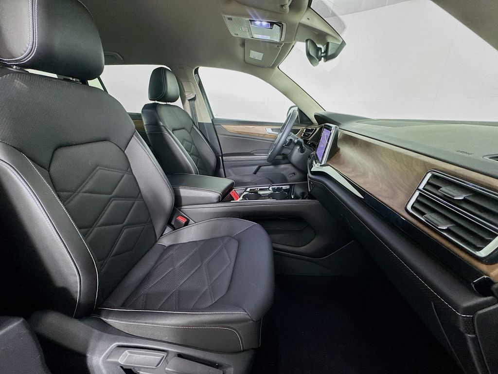 2024 Volkswagen Atlas 2.0T SE w/Technology photo