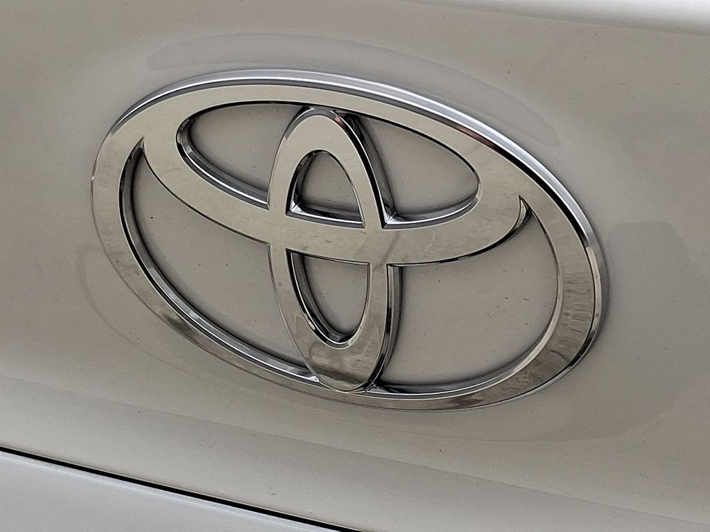 2025 Toyota Camry SE 17