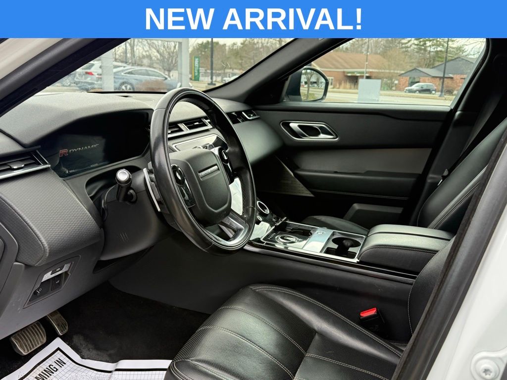 Used 2019 White Land Rover SE R-Dynamic image 30