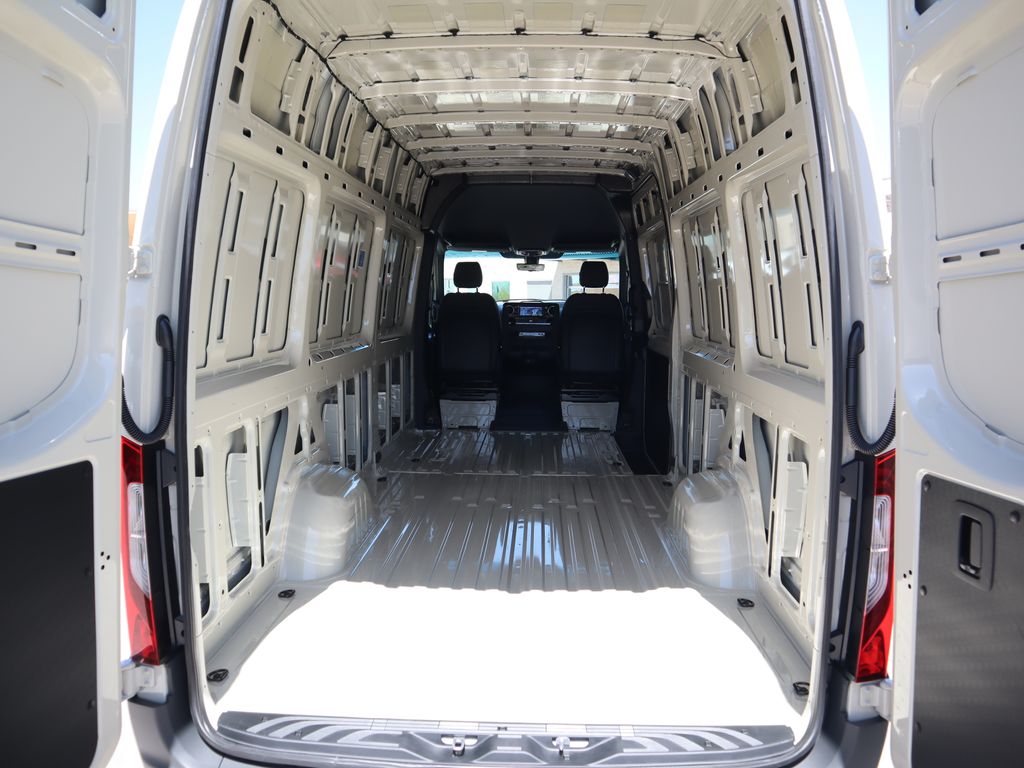 2025 Mercedes-Benz Sprinter 2500 32