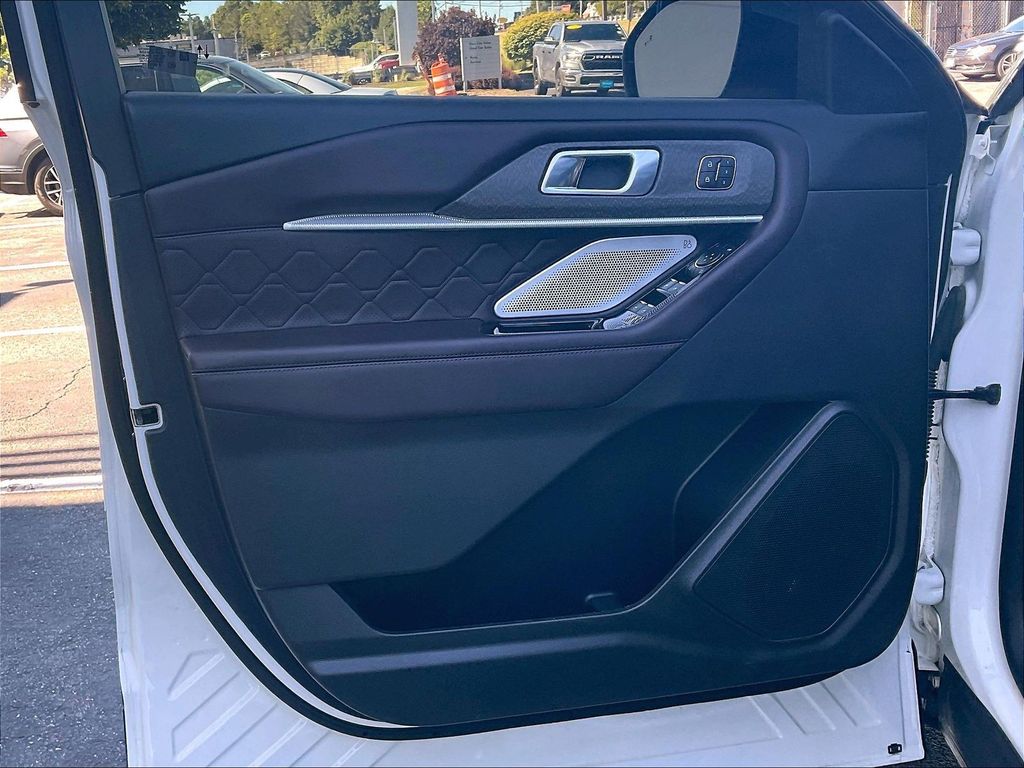 2025 Ford Explorer — photo 9
