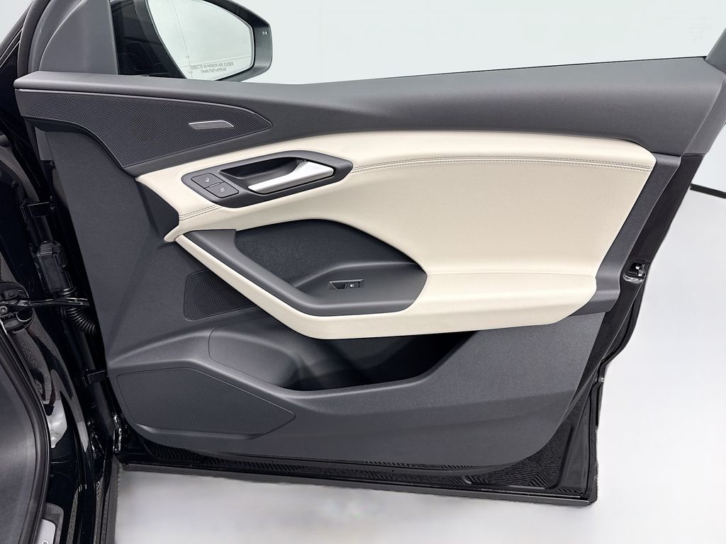 Thumbnail: 2025 Audi Q6 e-tron - 25