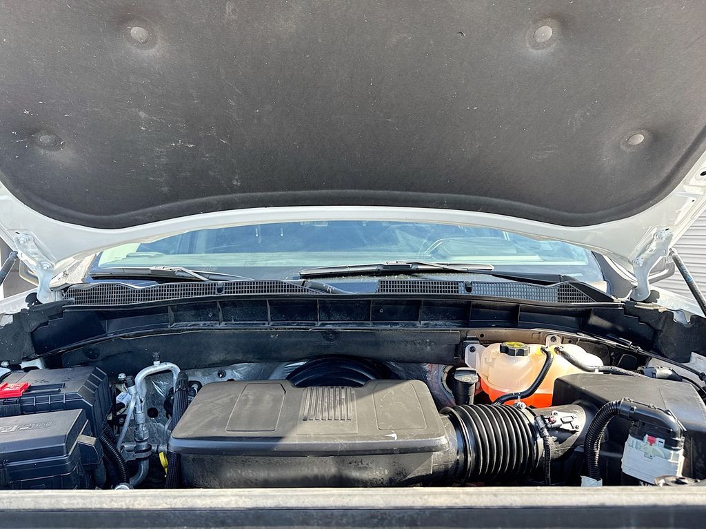 Used 2025 White GMC Elevation image 30