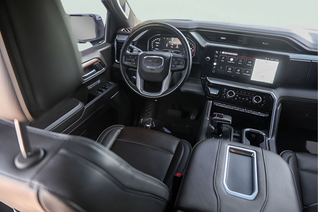Used 2022 White GMC Denali image 29