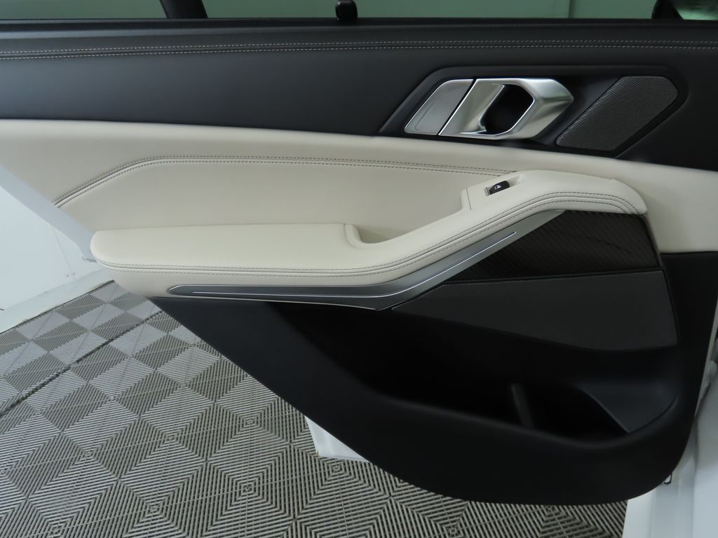 2026 BMW X5 M60i 27