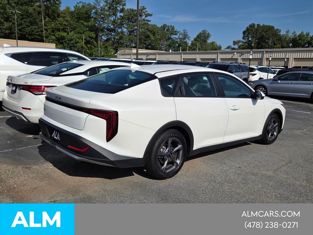 Used 2025 White Kia LXS image 11