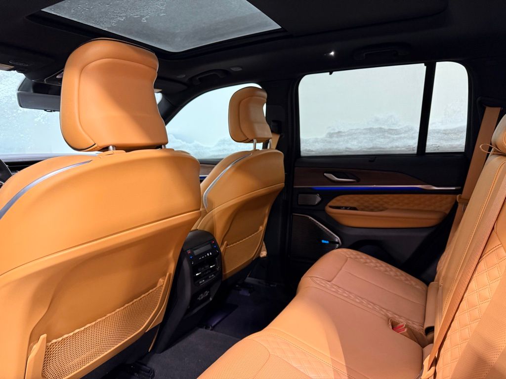 Thumbnail: 2022 Jeep Grand Cherokee - 21