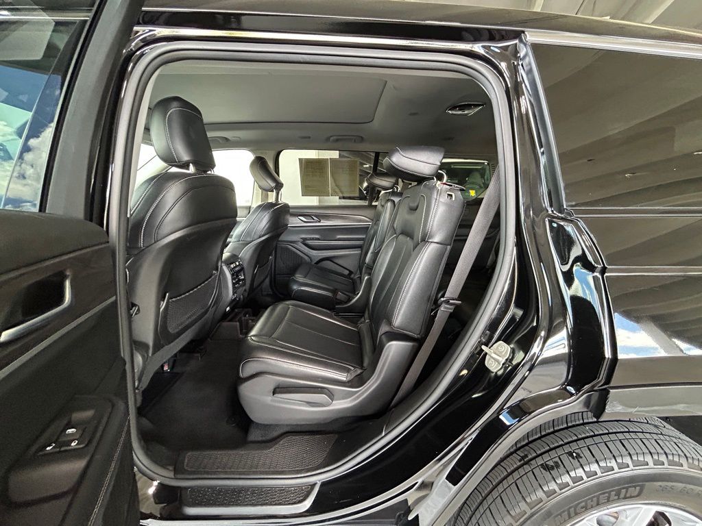 Used 2023 Diamond Black Crystal Pearlcoat Jeep Limited image 36
