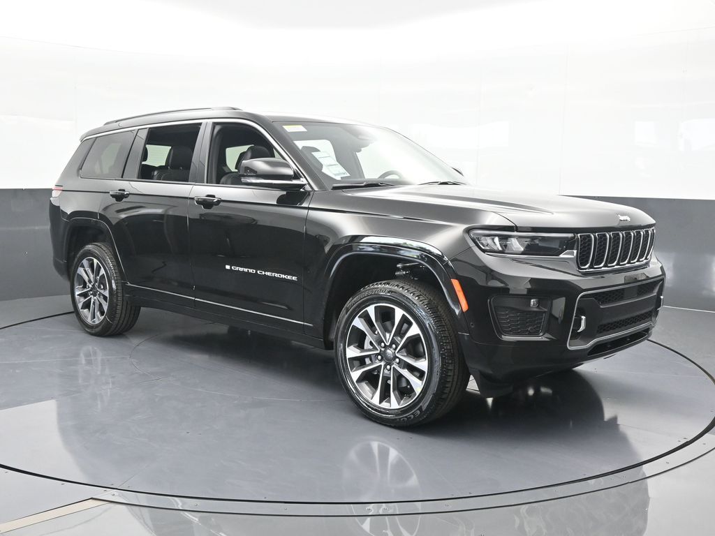 New 2025 Diamond Black Crystal Pearlcoat Jeep Overland image 8