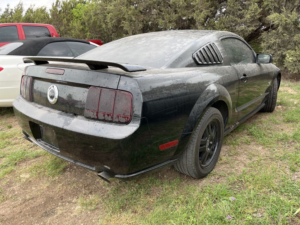 2005 Ford Mustang GT Deluxe 3