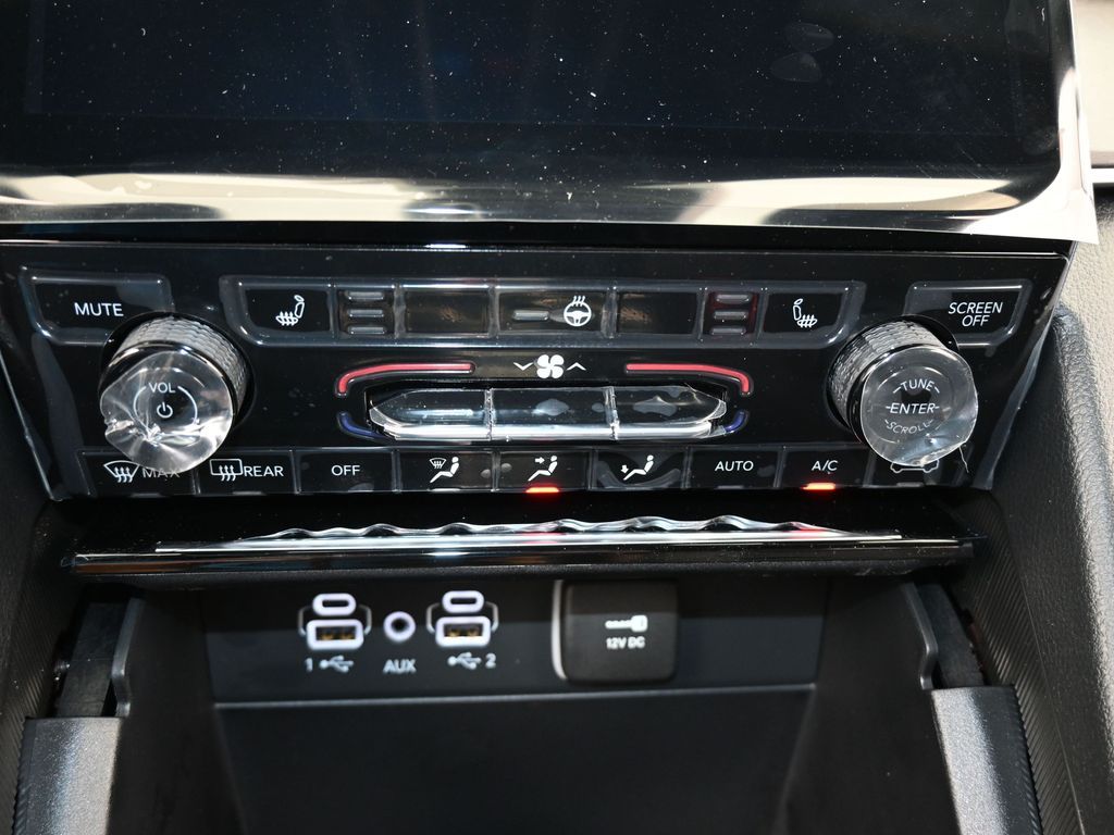 Used 2025 Diamond Black Crystal Pearlcoat Jeep Limited image 14