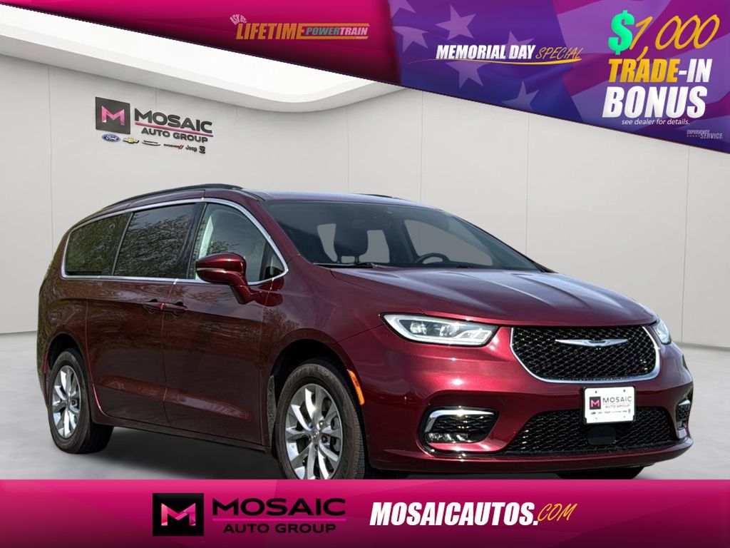2022 Chrysler Pacifica Touring L's photo