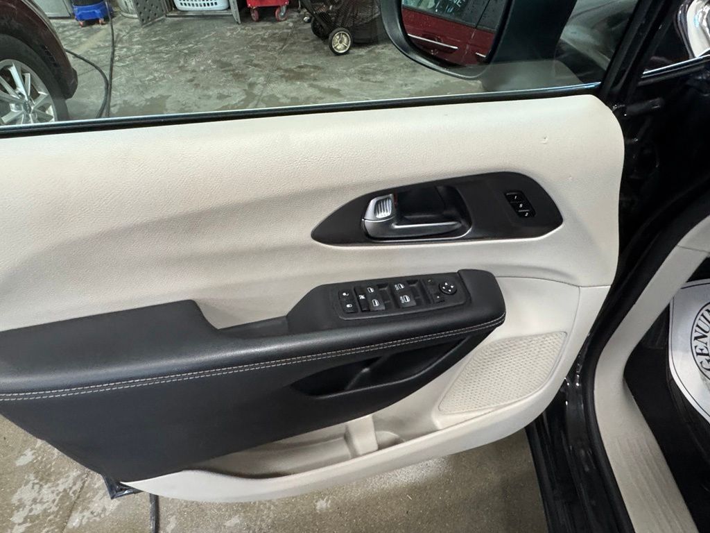 Used 2023 Chrysler Pacifica Van
