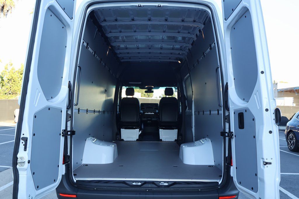 Thumbnail: 2026 Mercedes-Benz Sprinter - 8
