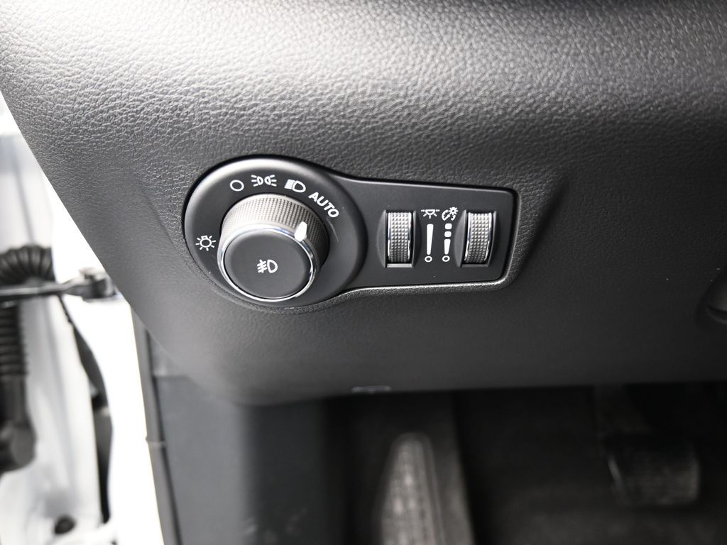 New 2026 Bright White Clearcoat Jeep Latitude image 25