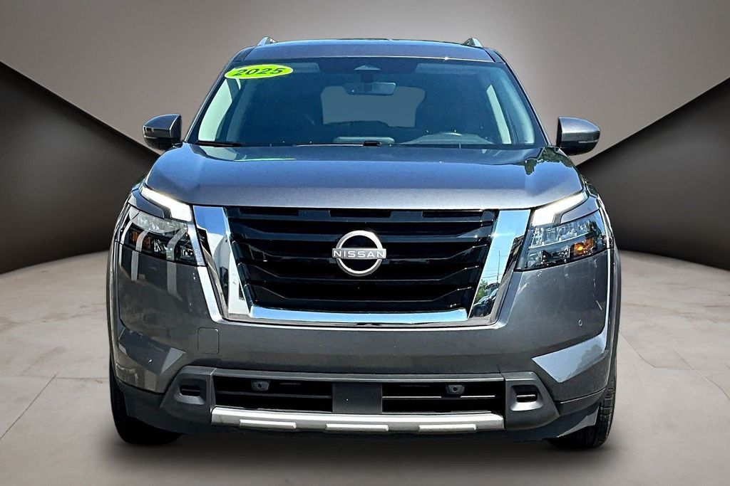 2025 Nissan Pathfinder SL - Image 2