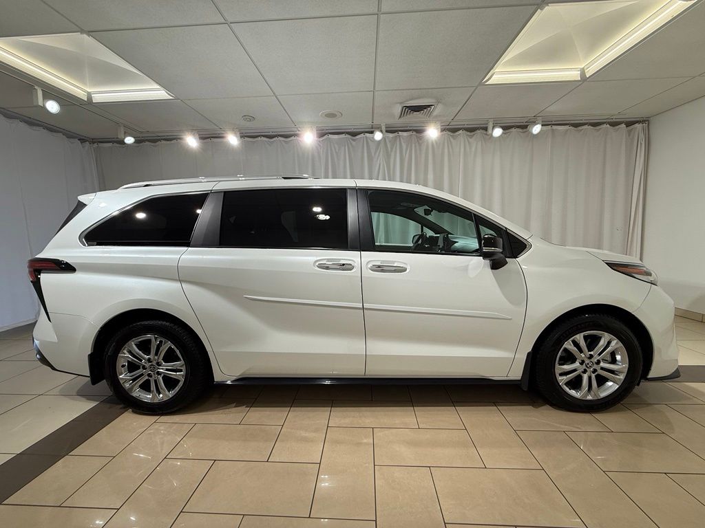 Thumbnail: 2023 Toyota Sienna - 6
