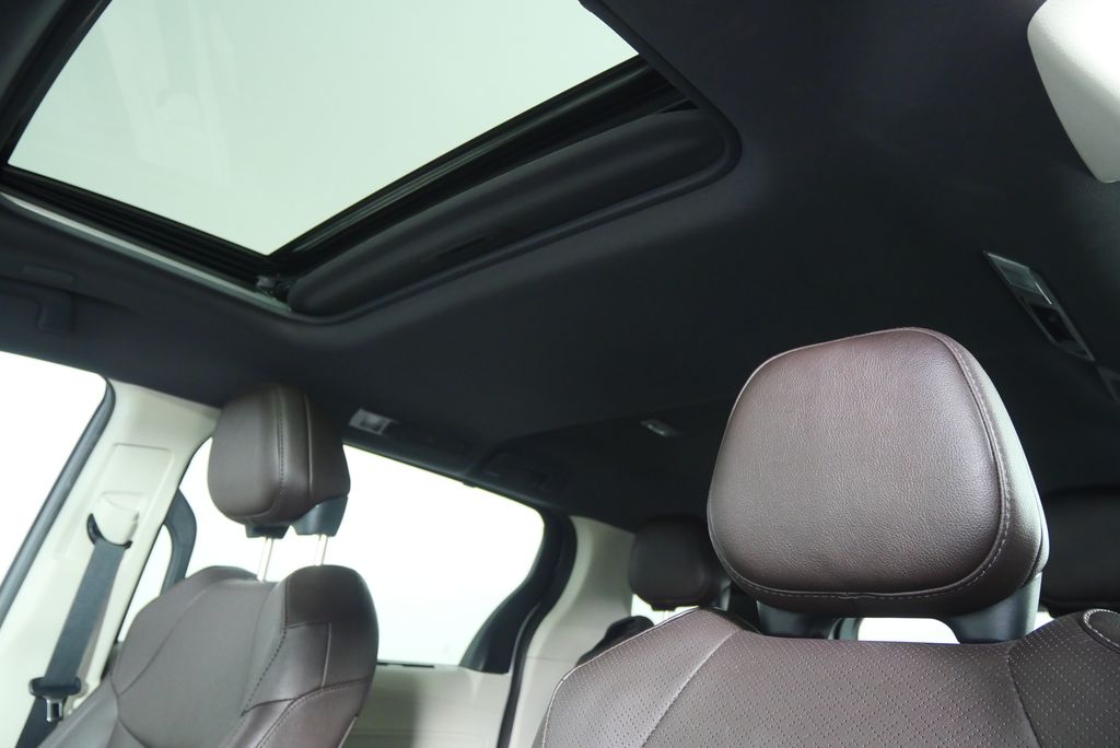 Thumbnail: 2022 Toyota Sienna - 12