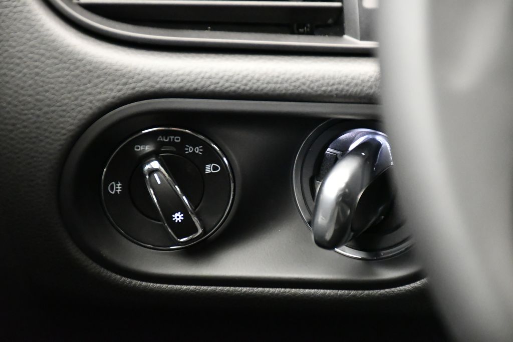 Thumbnail: 2026 Porsche Macan - 26