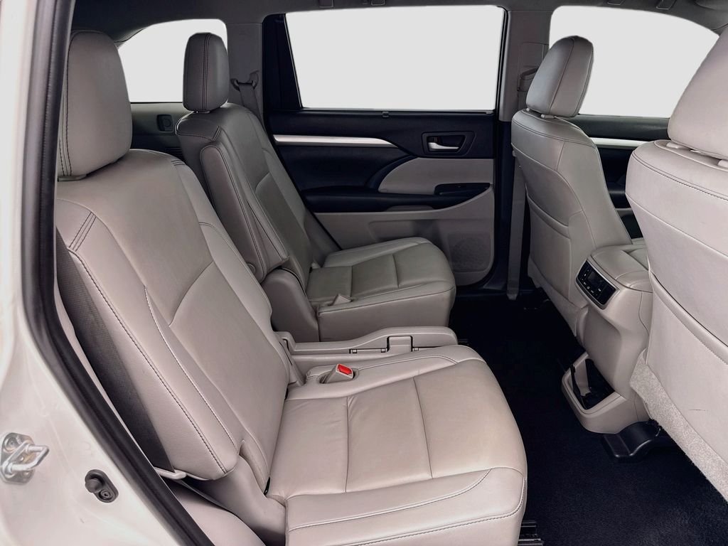 Thumbnail: 2019 Toyota Highlander - 20