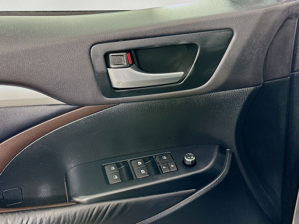 2015 Toyota Highlander XLE 17