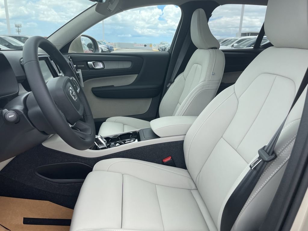 2025 Volvo XC40 B5 Plus Bright Theme photo