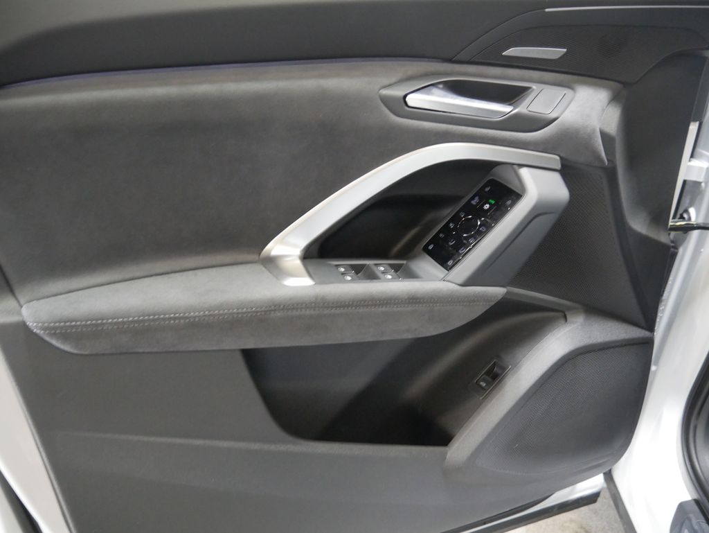 Thumbnail: 2026 Audi SQ5 - 15