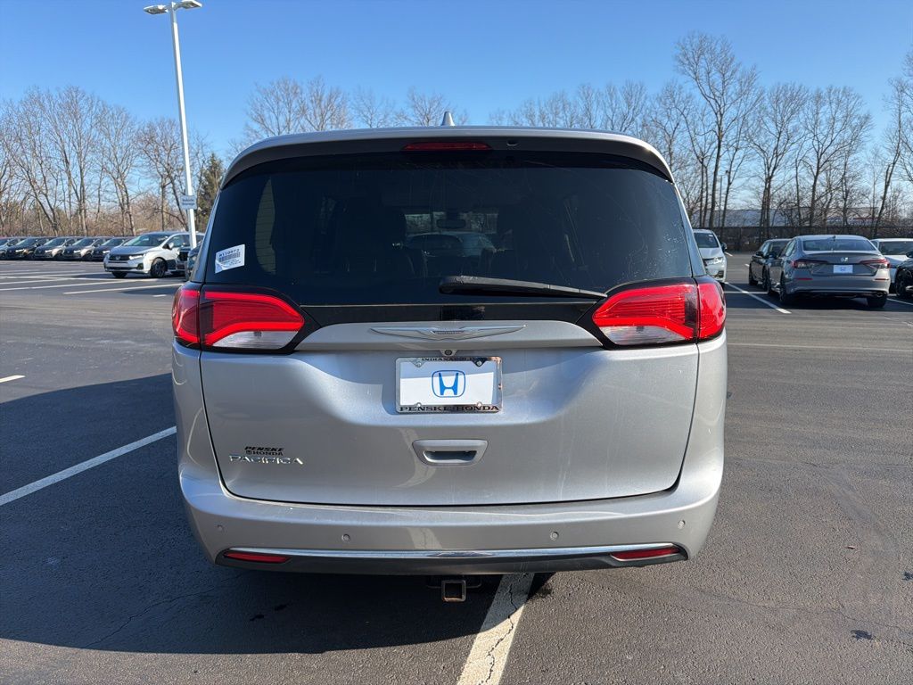Thumbnail: 2018 Chrysler Pacifica - 4
