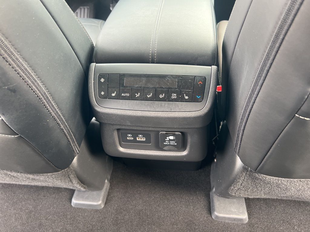 2023 Nissan Pathfinder Platinum photo