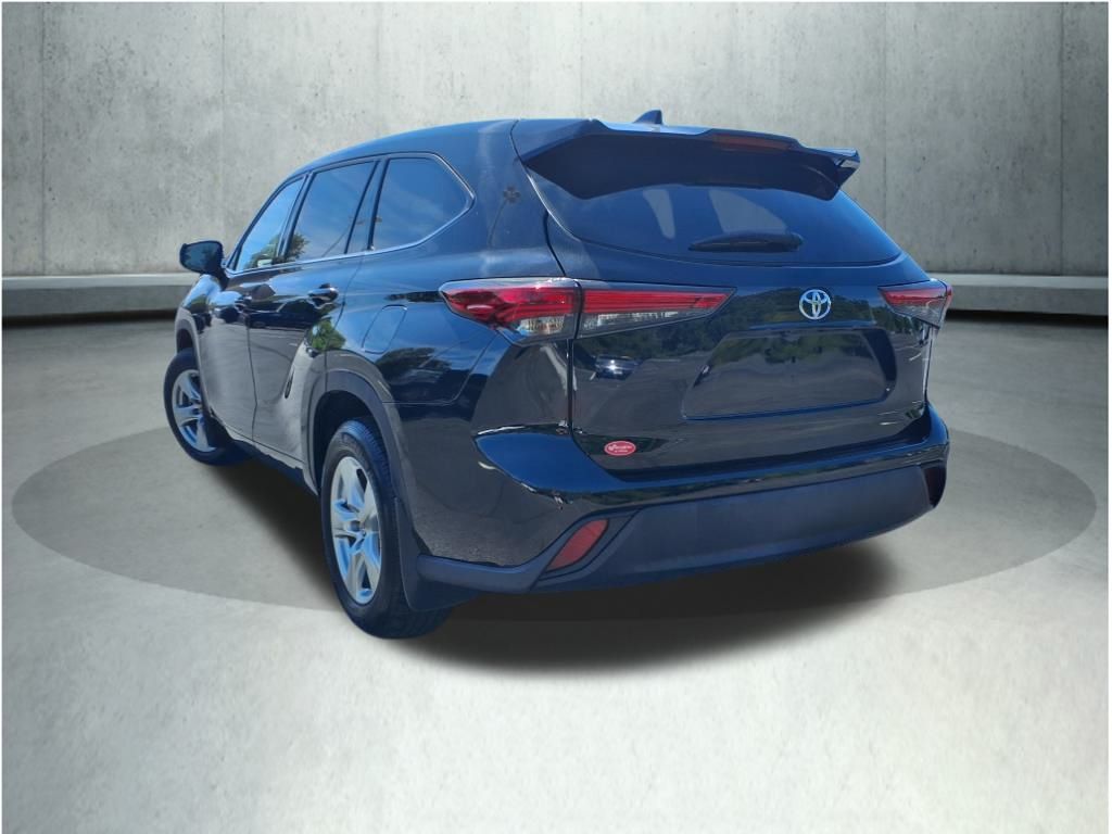 2022 Toyota Highlander LE photo 18