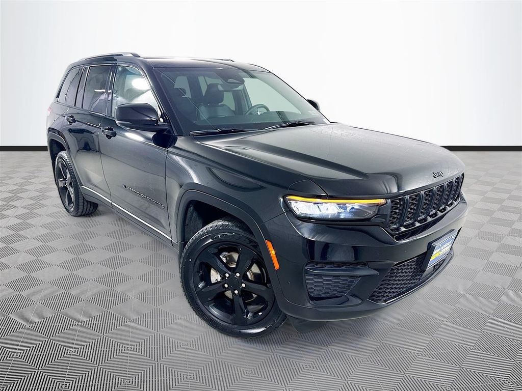 Diamond Black Crystal Pearlcoat 2022 Jeep Grand Cherokee Altitude 4WD SUV / Crossover Four-Wheel Drive 8-Speed Automatic