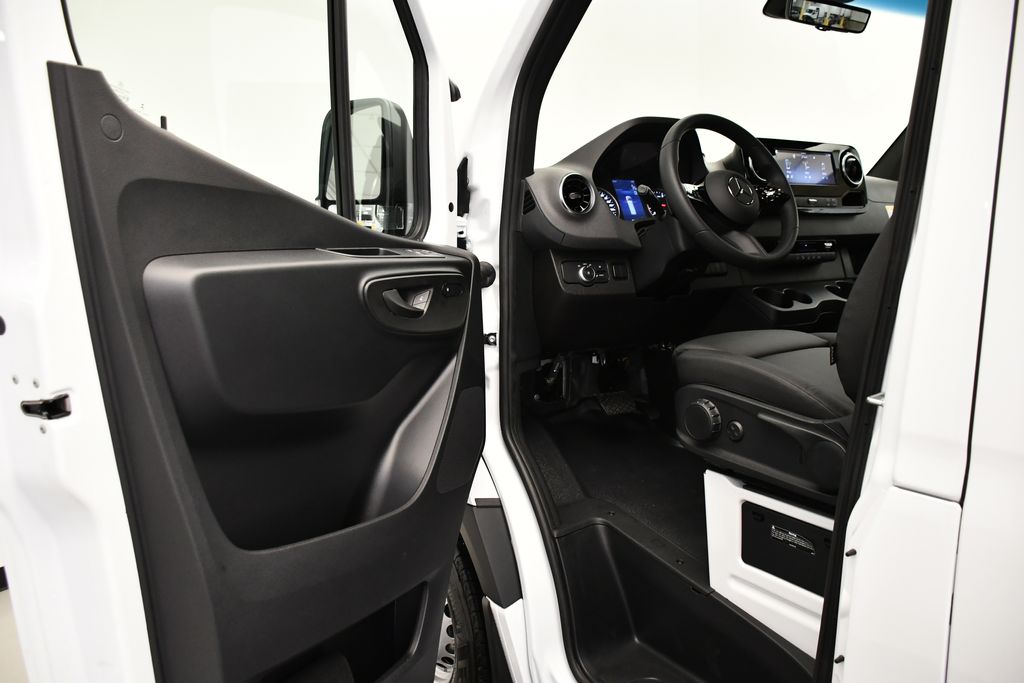Thumbnail: 2025 Mercedes-Benz Sprinter - 25