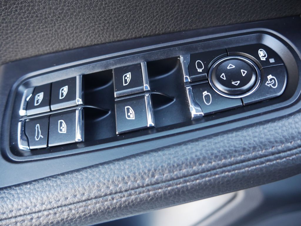 Thumbnail: 2020 Porsche Macan - 19