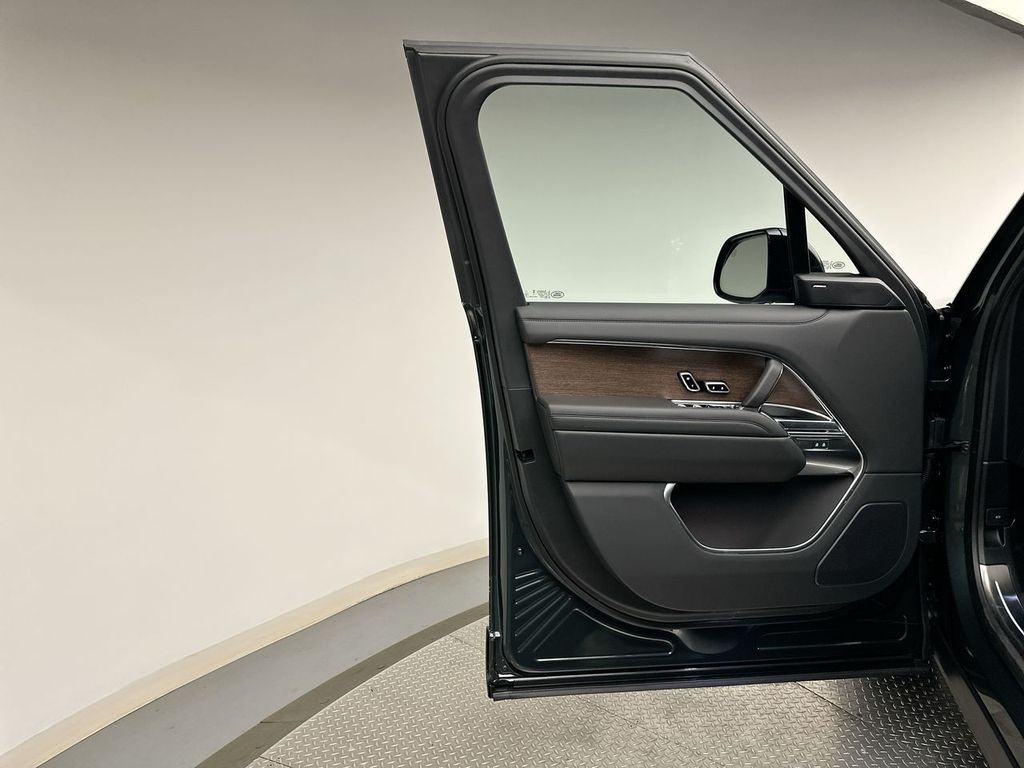2025 Land Rover Range Rover SE 9
