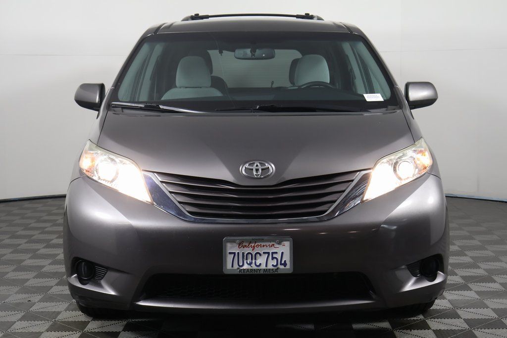 2016 Toyota Sienna LE 2