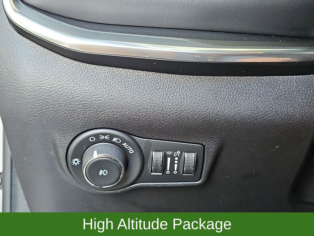 2024 Jeep Compass Limited 4x4 High Altitude w/ Elite Pkg. Nav & Pano Silver at Matthews Motors of Wilmington
