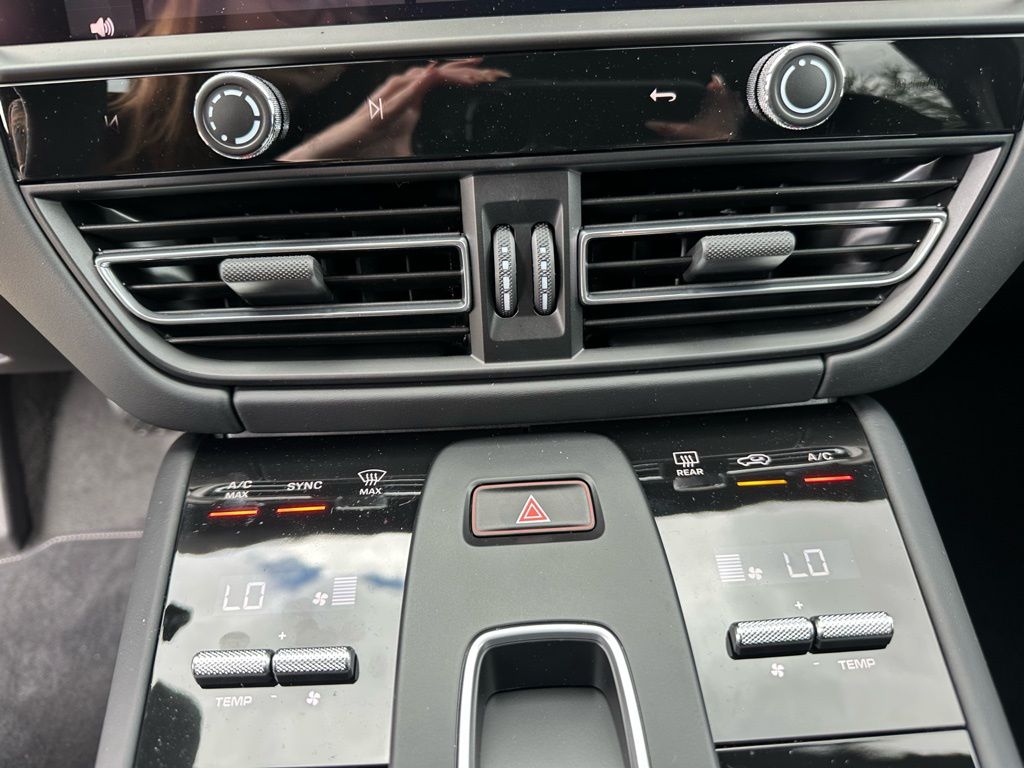 Thumbnail: 2026 Porsche Macan - 26