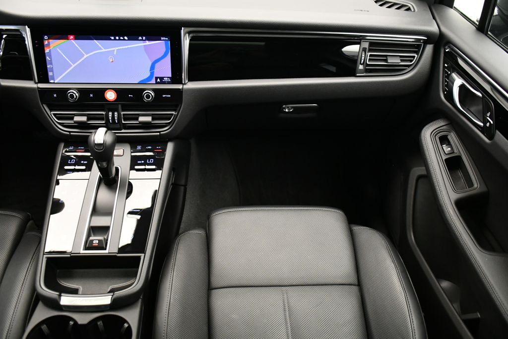 2025 Porsche Macan  24