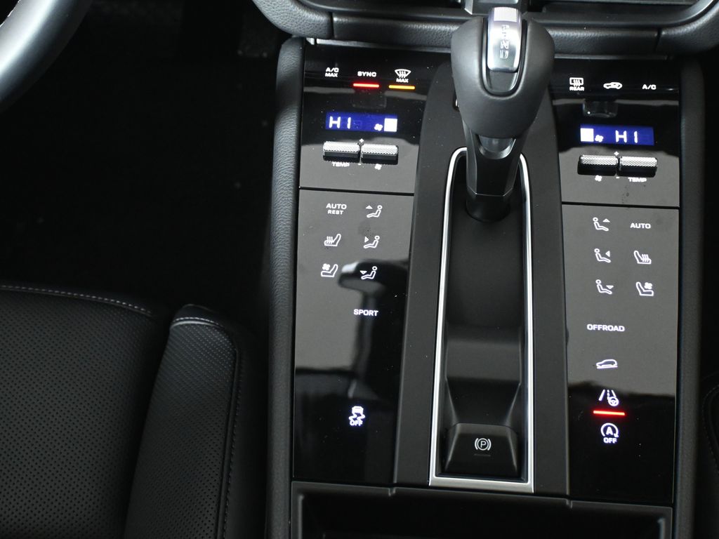 Thumbnail: 2026 Porsche Macan - 25