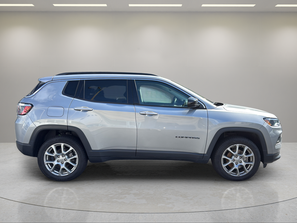 2022 Jeep Compass Latitude Lux - 4