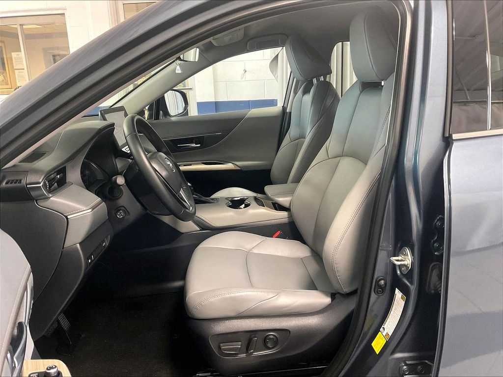 2023 Toyota Venza — photo 10