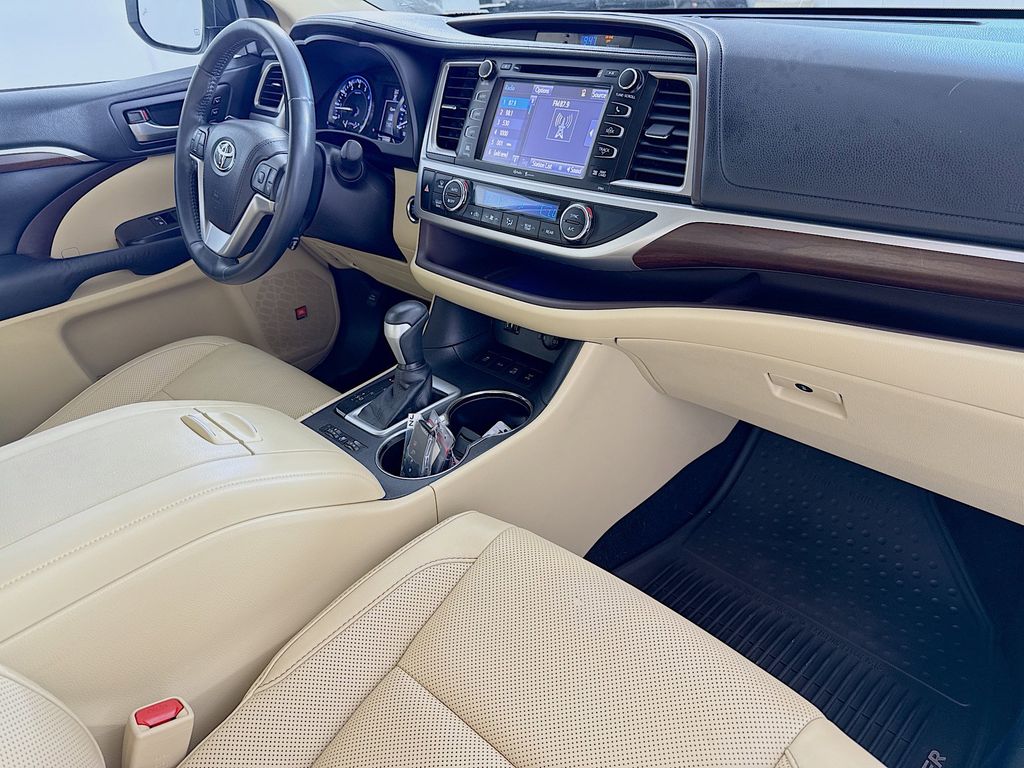 Thumbnail: 2015 Toyota Highlander - 28