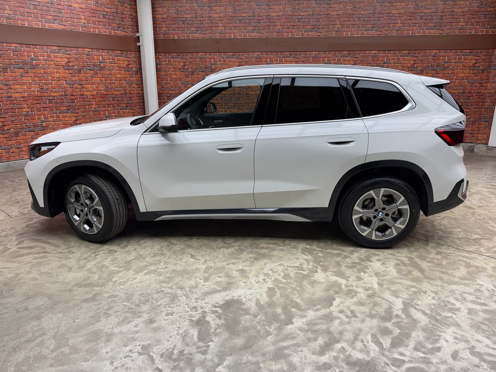 New 2026 White BMW xDrive28i image 2