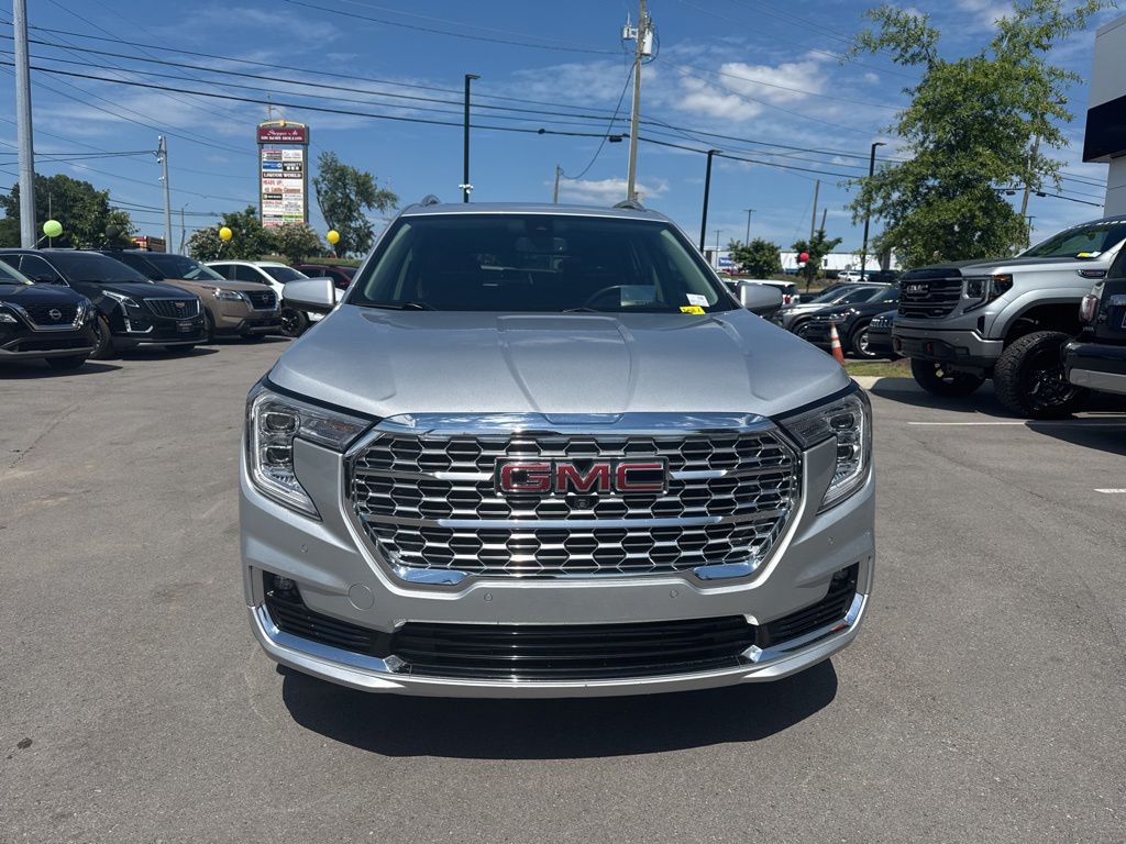 Used 2022 Silver GMC Denali image 2