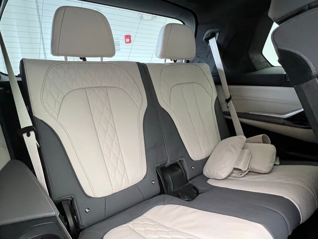 Thumbnail: 2025 BMW X7 - 9