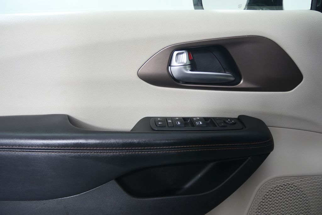 Thumbnail: 2019 Chrysler Pacifica - 9